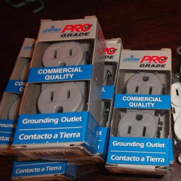 Leviton Grounding Outlet - Picture 2 of 3